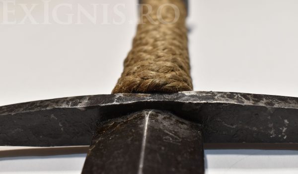 Pumnal medieval, forjat manual, maner piele si canepa impletita, model cruce templiera