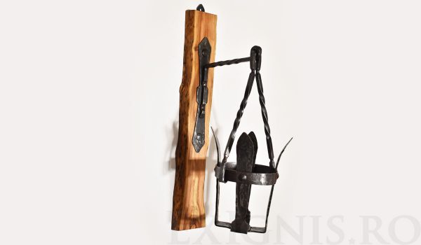 Aplica - suport de lumanare pentru perete, in stil medieval, din fier forjat manual, baza din lemn de mar
